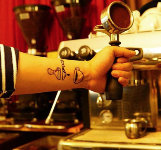 10 רעיונות למיני קעקועים מדליקים למכורים לקפה